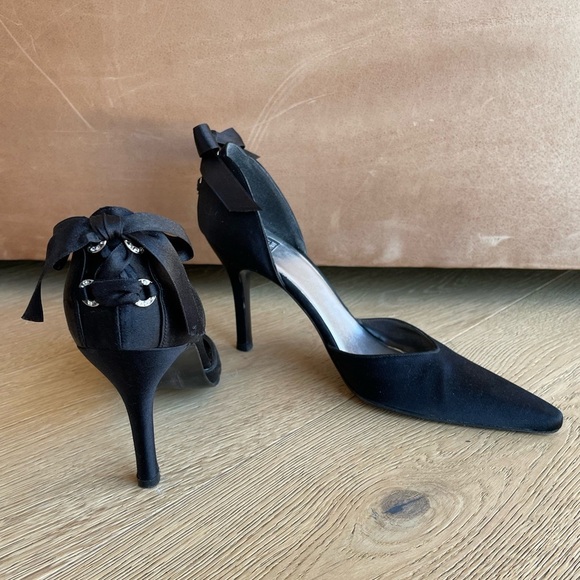 Stuart Weitzman Shoes - Stuart Weitzman Black Satin Bow Heels Crystal Pointed Toe Pumps 7.5
